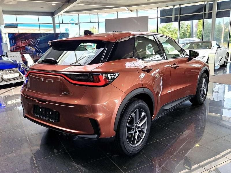 Neu Lexus LBX 136 PS (100 kW) 2025 Kupferrot SUV