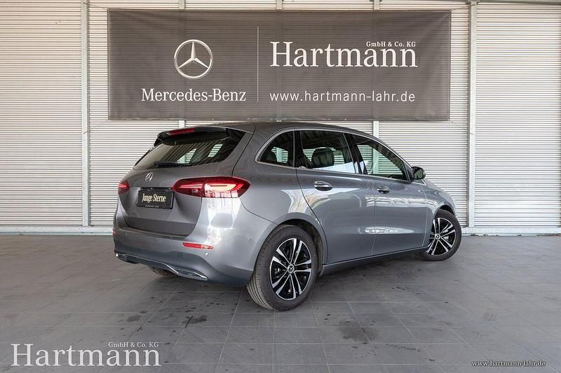 Gebraucht Mercedes B200 Advanced 163 PS (119 kW) 2024 Mountaingrau Van / Kleinbus