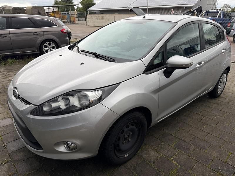 Silber Gebraucht 2012 Ford Fiesta Trend Kleinwagen | 2.390 € - Bild 1/4