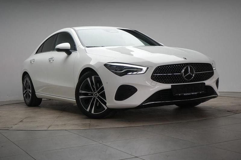Weiß Gebraucht 2025 Mercedes CLA200 Advanced Limousine | 32.990 € (Superpreis) - Bild 1/4