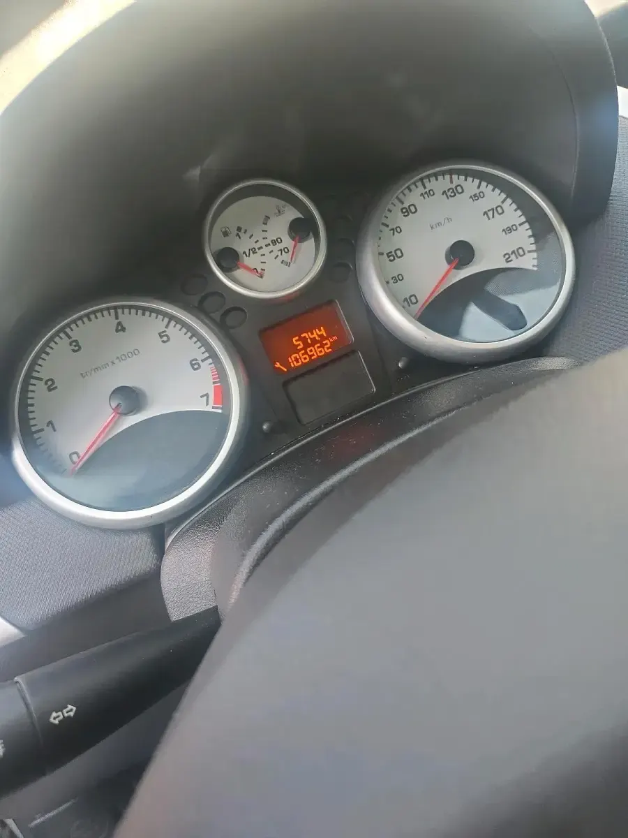 Gebraucht Peugeot 207 73 PS (53 kW) 2010 Silber Kleinwagen