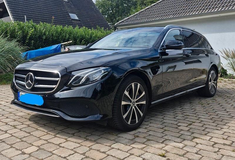 Schwarz Gebraucht 2019 Mercedes E300 Kombi | 24.900 € (Guter Preis) - Bild 1/4