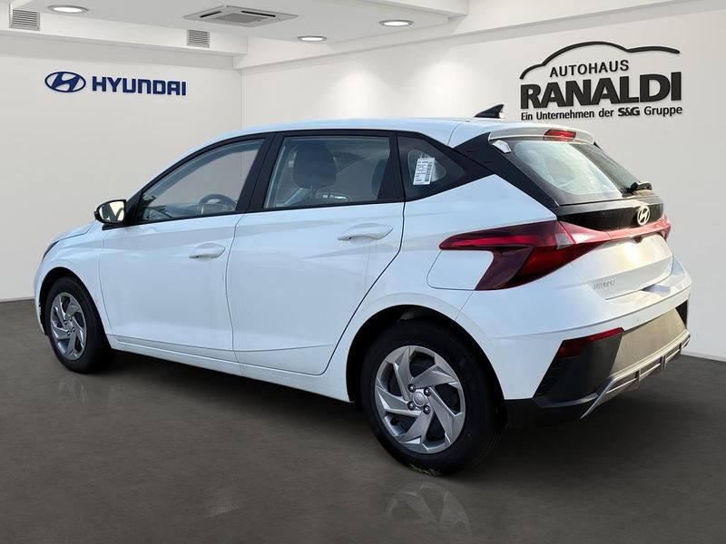 Neu Hyundai i20 Select 79 PS (58 kW) 2025 Gruen Limousine