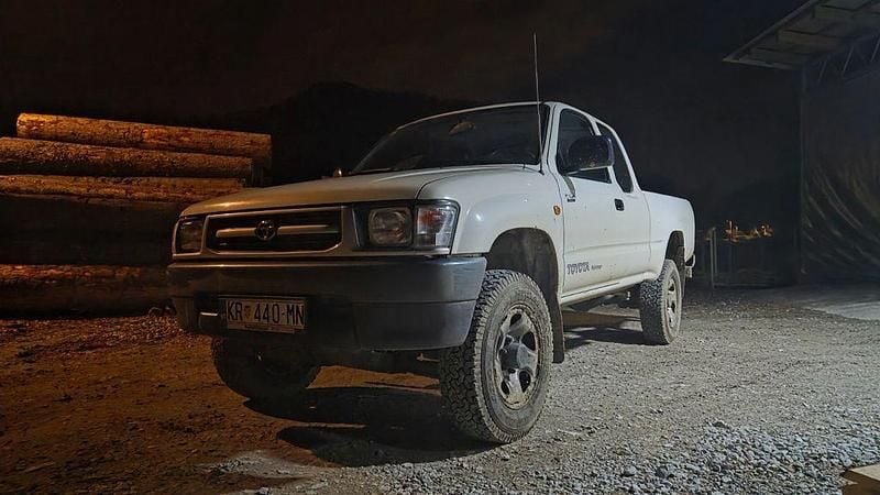 Weiß Gebraucht 2001 Toyota HiLux Abholung | 11.300 € - Bild 1/4