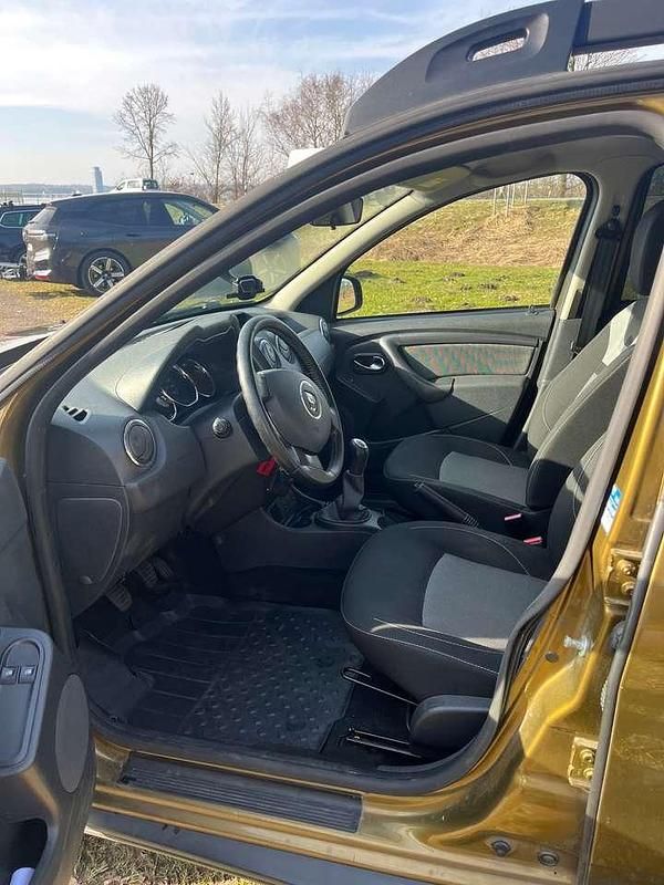 Gebraucht Dacia Duster Essentiel 114 PS (83 kW) 2016 Gold SUV