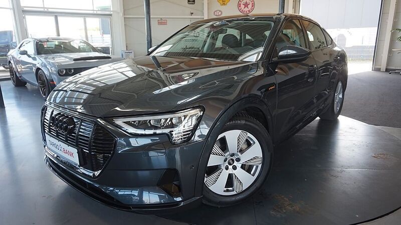 Grau Gebraucht 2022 Audi e-tron Sportback Sport SUV | 33.900 € (Superpreis) - Bild 1/4