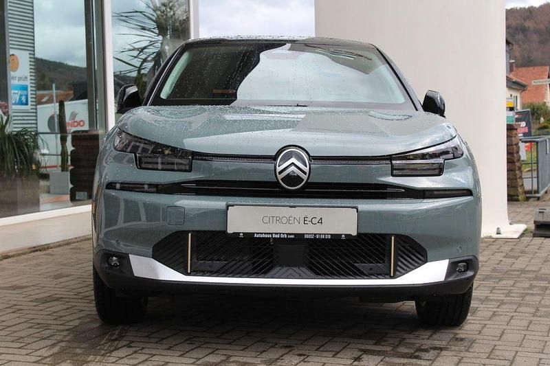 Neu Citroën e-C4 114 kW (156 PS) 2025 Grün Limousine