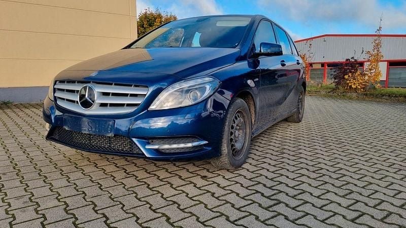 Grau Gebraucht 2012 Mercedes B200 Van / Kleinbus | 7.999 € (Superpreis) - Bild 1/4