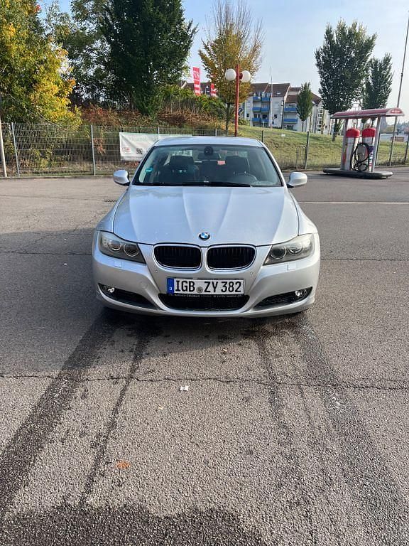 Silber Gebraucht 2011 BMW 318 Exclusive Limousine | 6.500 € (Fairer Preis) - Bild 1/4