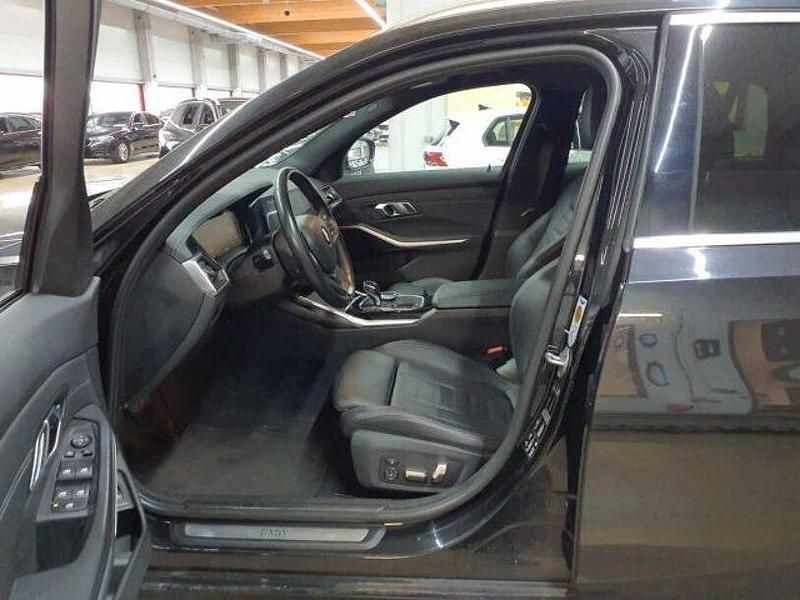 Gebraucht BMW 320 Luxury Line 190 PS (139 kW) 2020 Saphirschwarz metallic Kombi