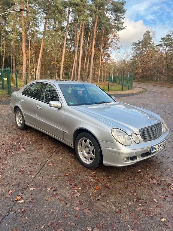 Gebraucht Mercedes E220 Classic 150 PS (110 kW) 2003 Silber Limousine
