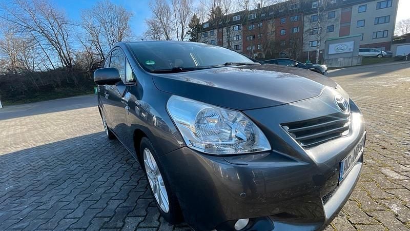 Grau Gebraucht 2010 Toyota Verso Van / Kleinbus | 5.100 € (Fairer Preis) - Bild 1/4