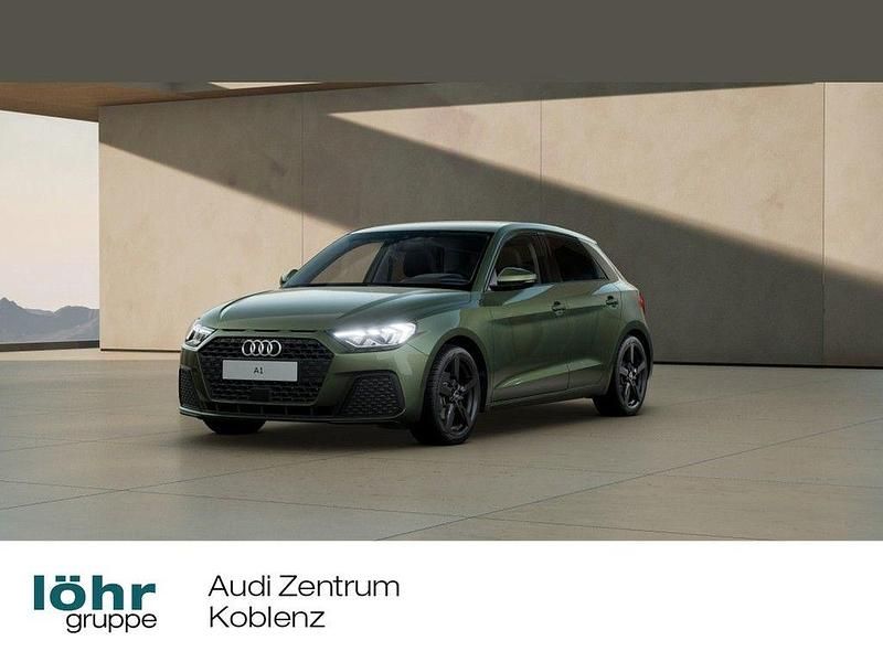 Distriktgrün metallic Neu 2025 Audi A1 Sportback Sport Kleinwagen | 30.980 € (Etwas zu teuer) - Bild 1/4