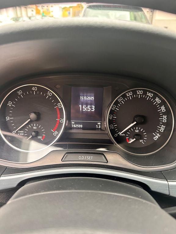 Grau Gebraucht 2015 Skoda Fabia Limousine | 4.400 € (Guter Preis) - Bild 1/3