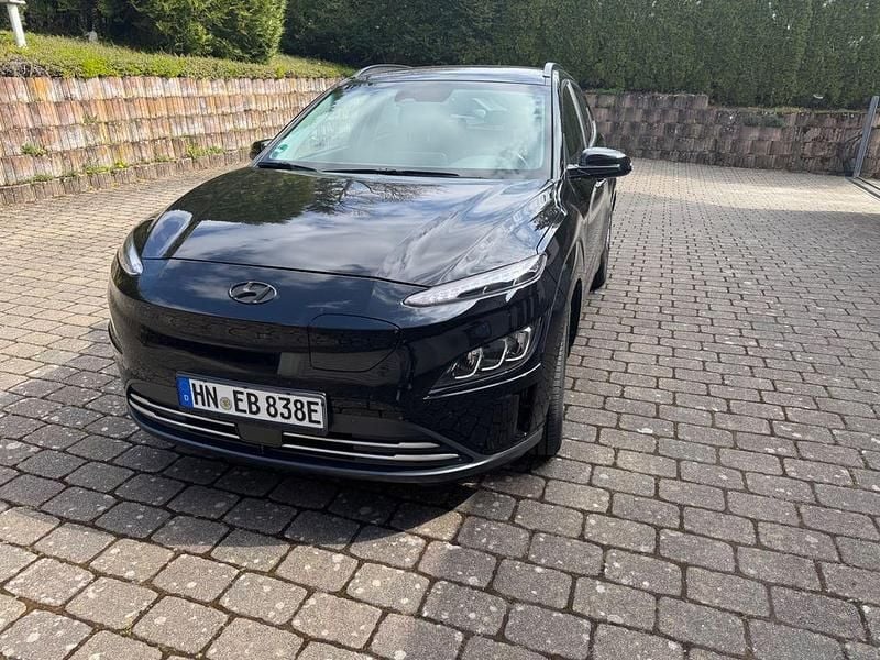 Schwarz Gebraucht 2022 Hyundai Kona Trend SUV | 20.490 € (Superpreis) - Bild 1/4