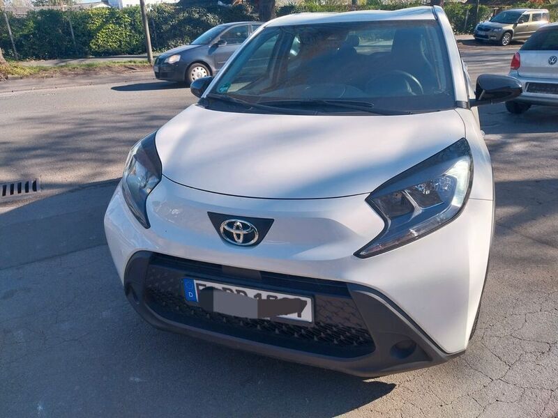Weiß Gebraucht 2022 Toyota Aygo Play Kleinwagen | 12.500 € (Fairer Preis) - Bild 1/4