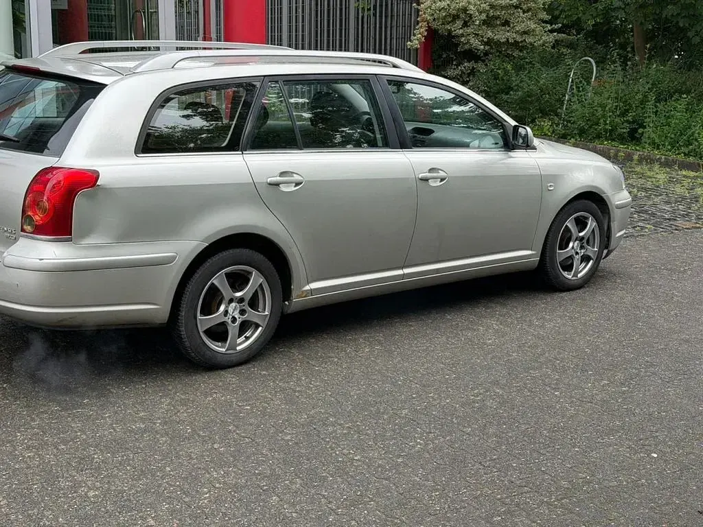 Gebraucht Toyota Avensis Sol 147 PS (108 kW) 2004 Silber Kombi