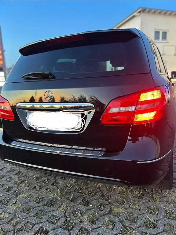 Gebraucht Mercedes B180 109 PS (80 kW) 2012 Schwarz Kleinwagen