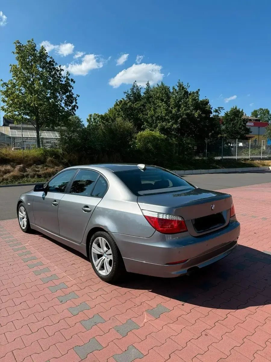 Gebraucht BMW 523 Sport Line 190 PS (139 kW) 2009 Grau Limousine