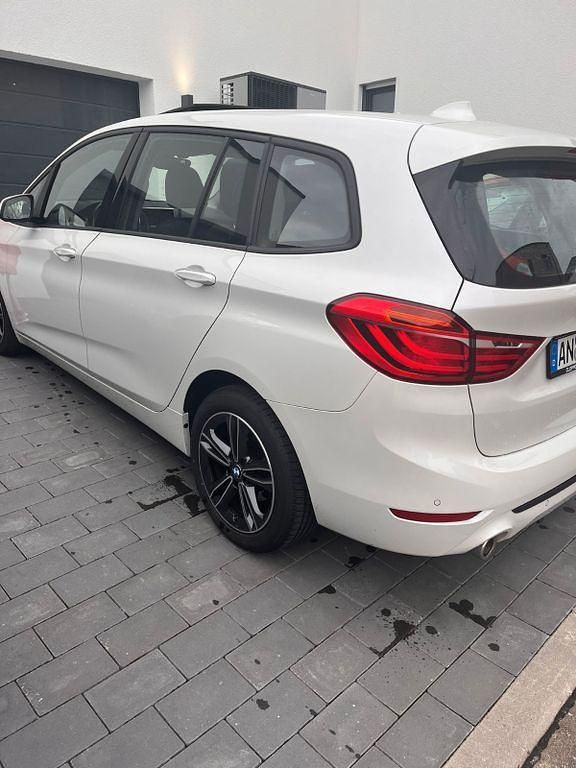 Weiß Gebraucht 2019 BMW 220 Gran Tourer Sport Line Van / Kleinbus | 23.999 € (Etwas zu teuer) - Bild 1/4