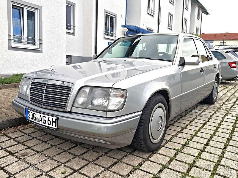 Silber Gebraucht 1994 Mercedes E220 Limousine | 9.990 € - Bild 1/4