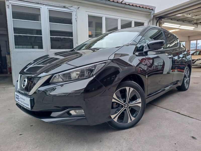 Schwarz black (m) metallic Gebraucht 2021 Nissan Leaf N-Connecta Kleinwagen | 16.990 € (Guter Preis) - Bild 1/4