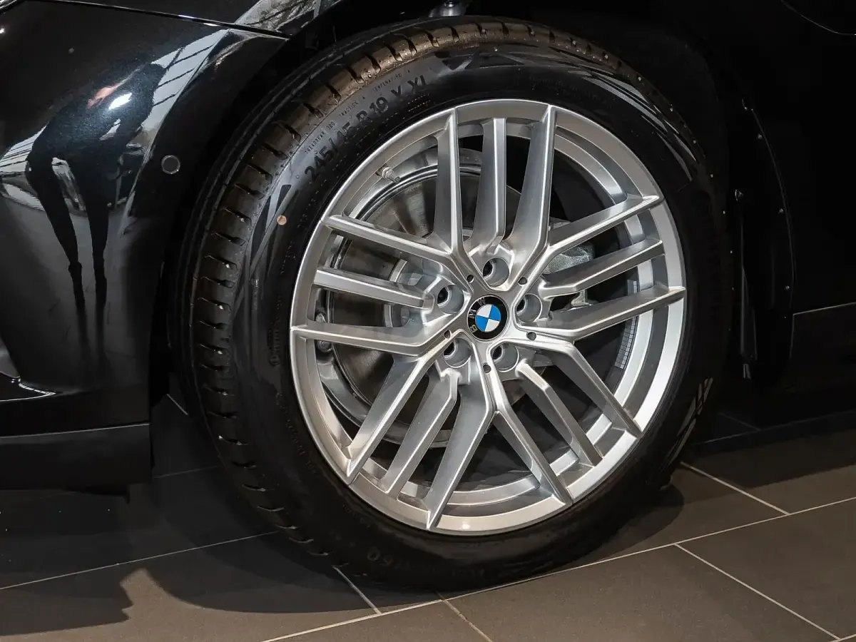 Neu BMW 530 Performance 299 PS (219 kW) 2026 Black sapphire metallic (schwarz) Limousine