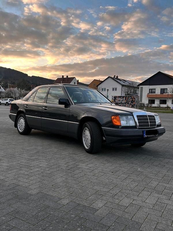 Gebraucht Mercedes E260 160 PS (117 kW) 1989 Blau Limousine