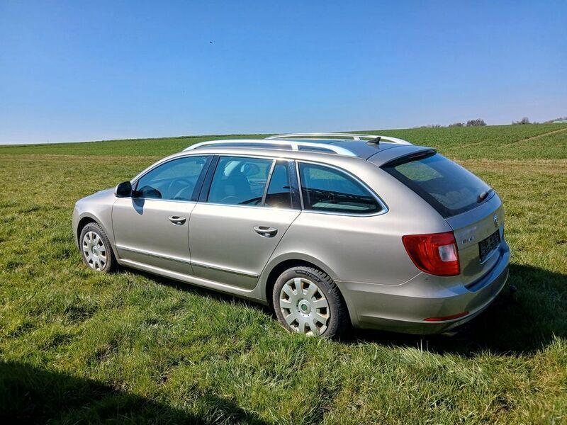 Gold Gebraucht 2011 Skoda Superb Elegance Kombi | 5.600 € (Fairer Preis) - Bild 1/4
