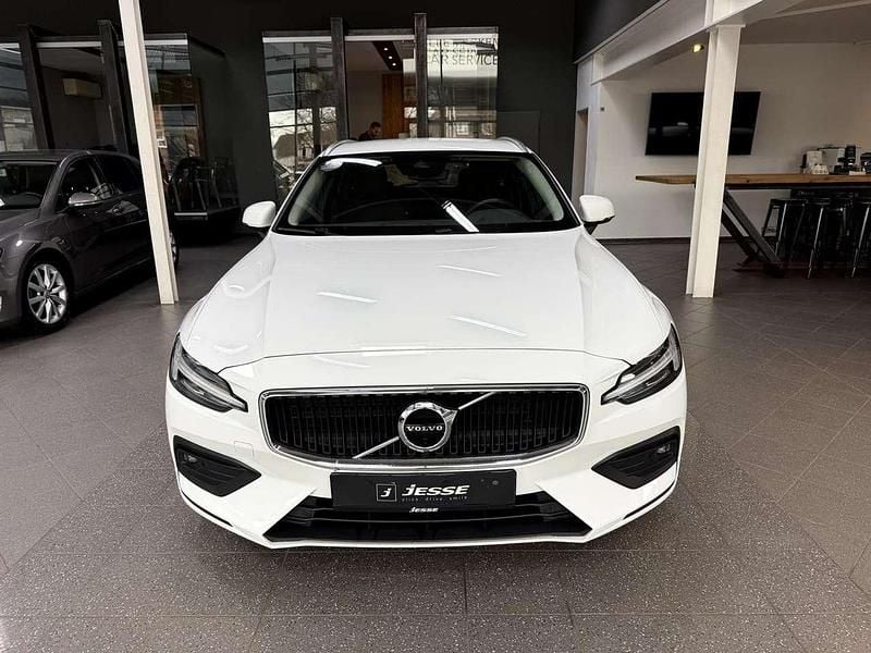 Gebraucht Volvo V60 Momentum 197 PS (144 kW) 2020 Ice white, solid / solid Kombi
