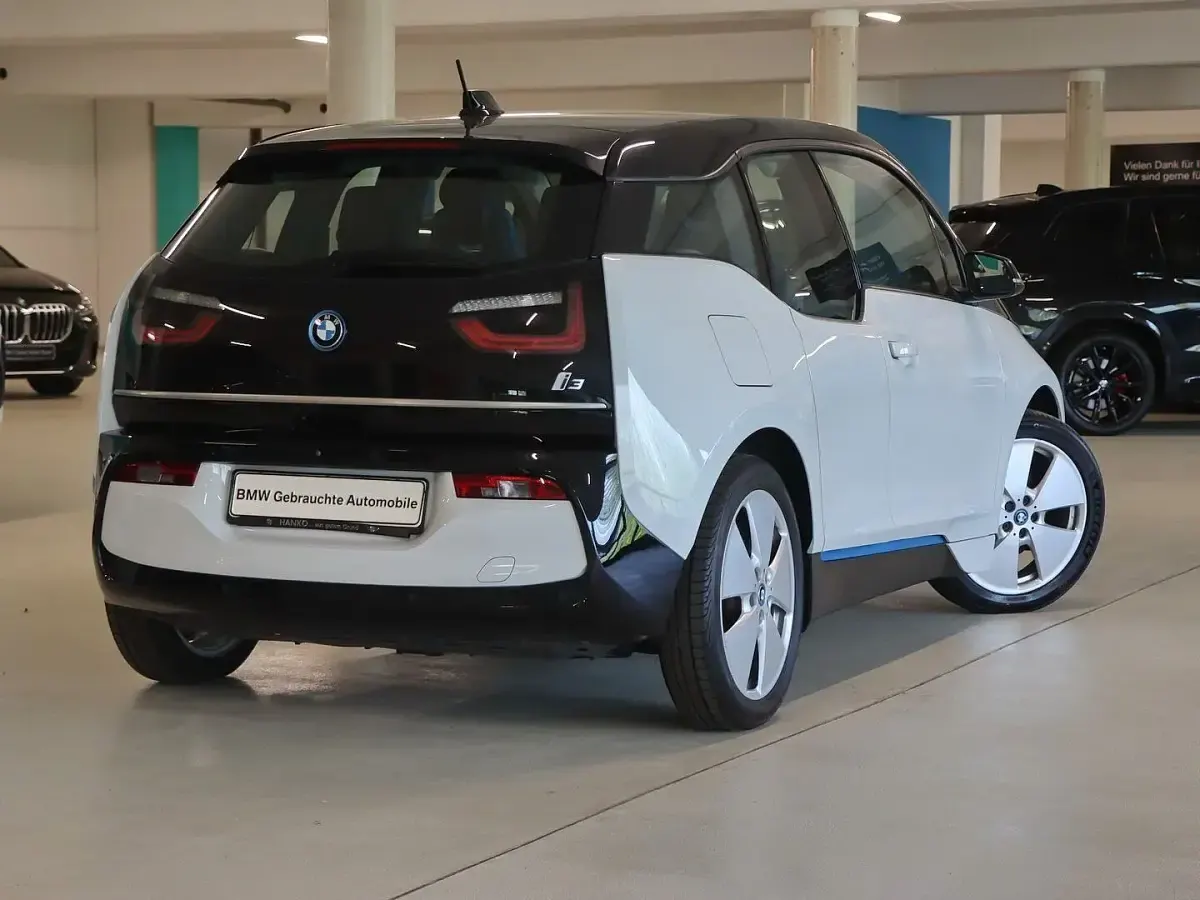 Gebraucht BMW i3 Basis 125 kW (170 PS) 2022 Capparisweiss mit akzent bmw i blau Kleinwagen