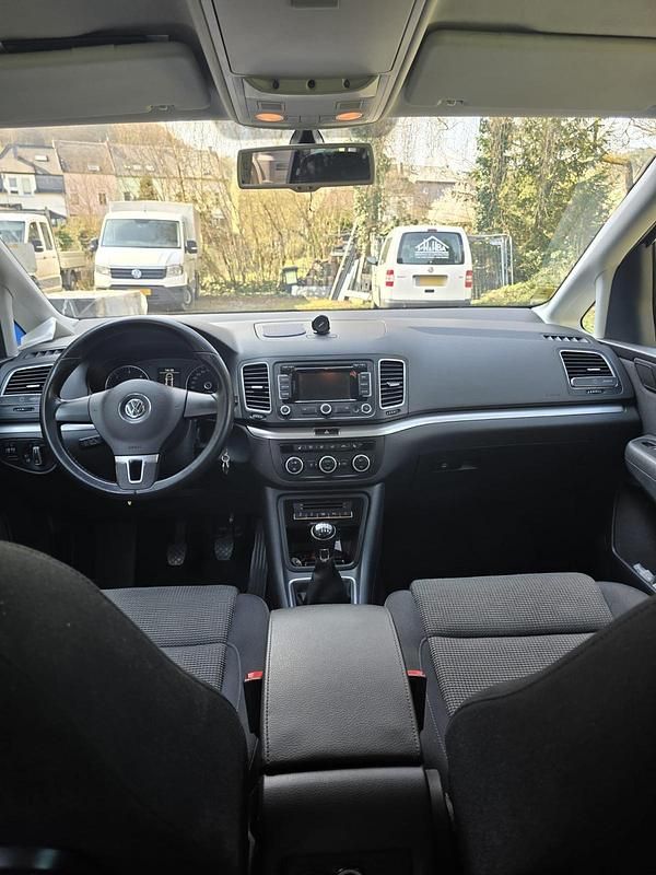 Second-hand VW Sharan 177 CP (130 kW) 2014 Negru Monovolum