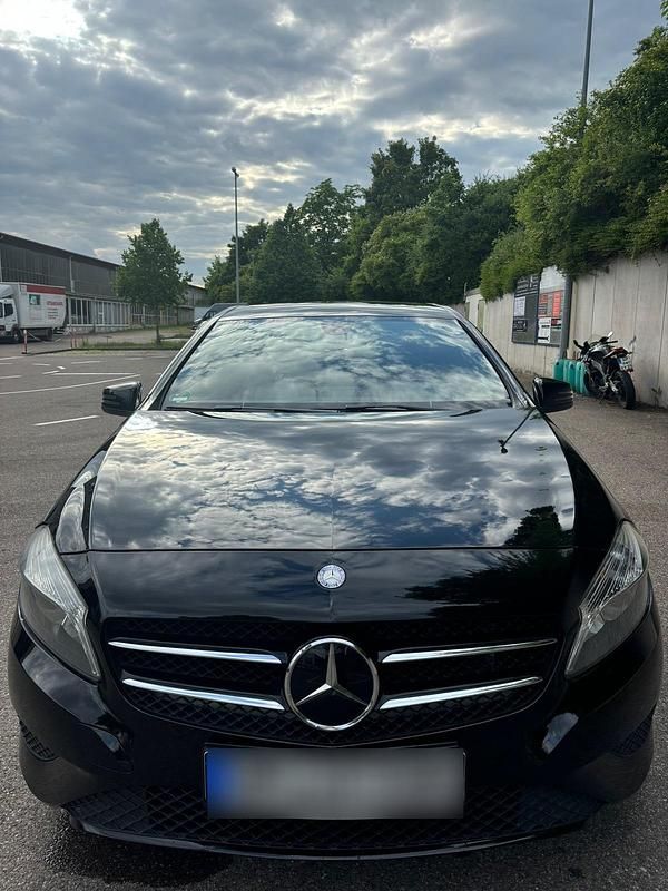 Gebraucht Mercedes A180 122 PS (89 kW) 2014 Schwarz Kleinwagen