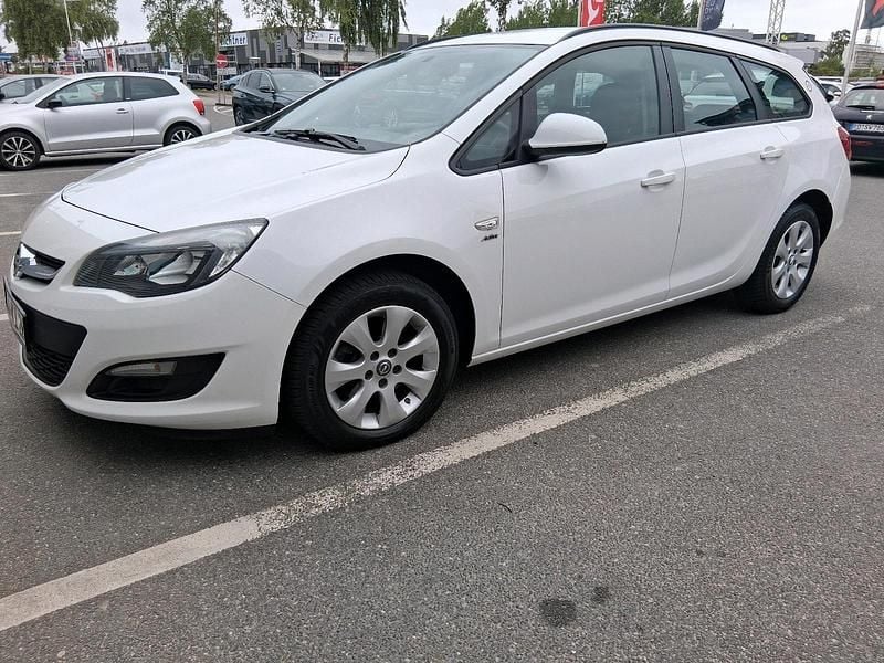 Weiß Gebraucht 2013 Opel Astra Kleinwagen | 4.900 € (Fairer Preis) - Bild 1/4