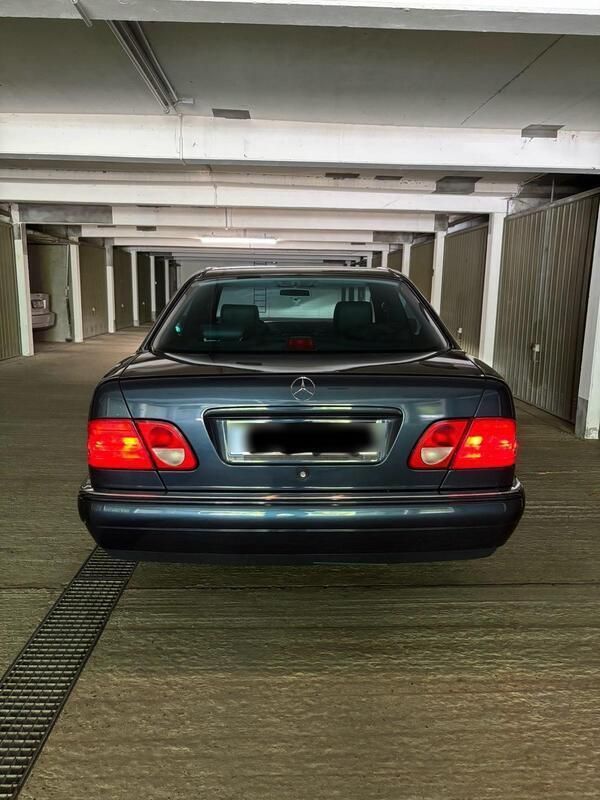 Grün Gebraucht 1996 Mercedes E320 Limousine | 7.190 € (Fairer Preis) - Bild 1/4