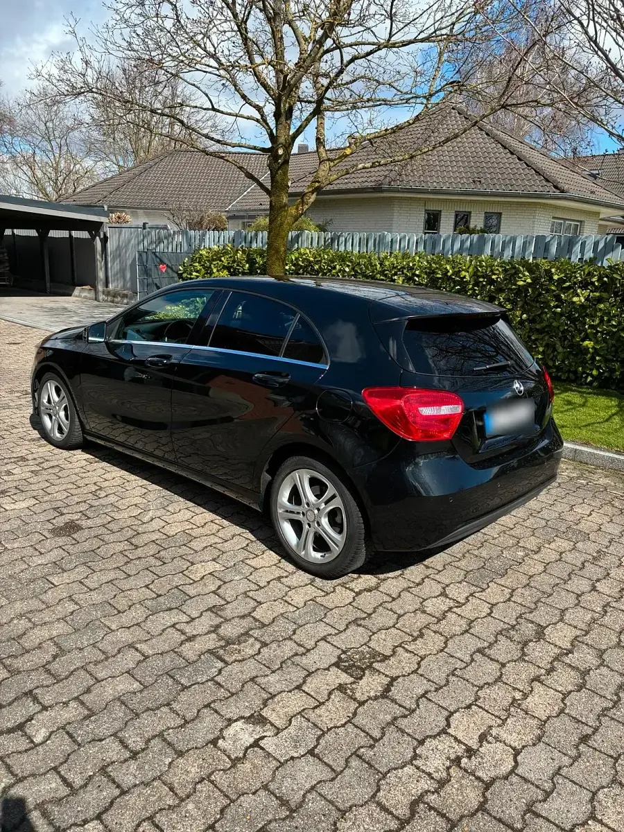 Gebraucht Mercedes A180 122 PS (89 kW) 2013 Schwarz Kleinwagen