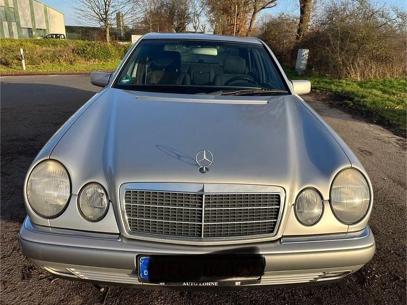 Silber Gebraucht 1997 Mercedes E200 Limousine | 2.500 € (Superpreis) - Bild 1/4