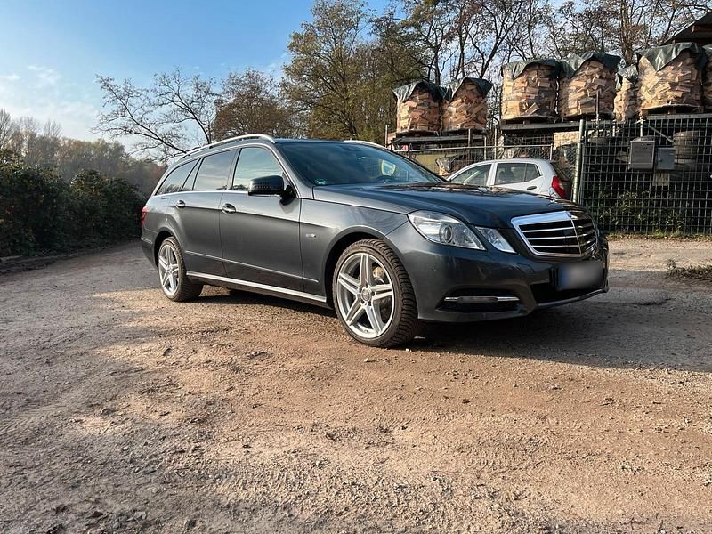 Gebraucht Mercedes E300 231 PS (169 kW) 2011 Grau Kombi