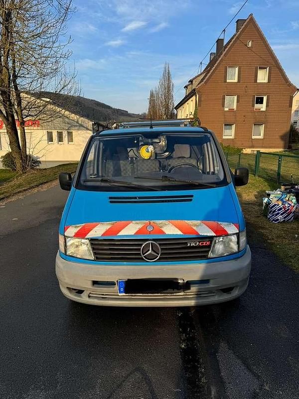 Blau Gebraucht 2002 Mercedes Vito Van / Kleinbus | 2.500 € (Guter Preis) - Bild 1/4