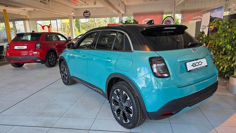 Neu Fiat 600E La Prima 114 kW (156 PS) 2025 Blau SUV