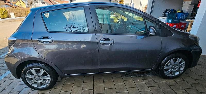 Gebraucht Toyota Yaris 69 PS (50 kW) 2014 Grau Kleinwagen