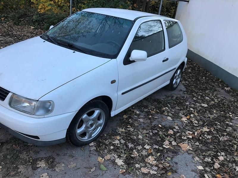 Gebraucht VW Polo 60 PS (44 kW) 1999 Weiß Limousine