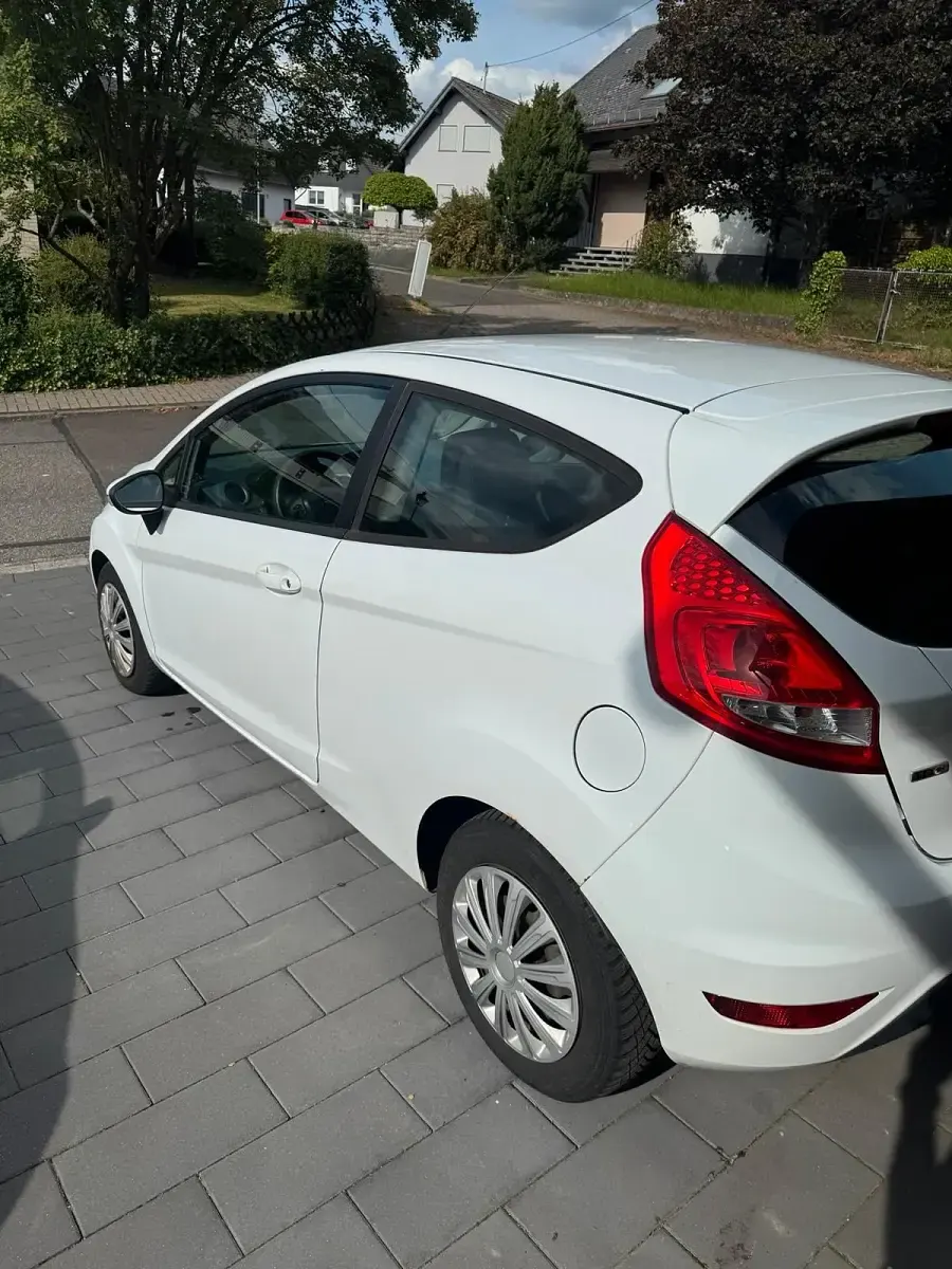 Gebraucht Ford Fiesta 90 PS (66 kW) 2009 Weiß