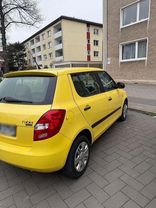 Gebraucht Skoda Fabia 69 PS (50 kW) 2009 Gelb Limousine