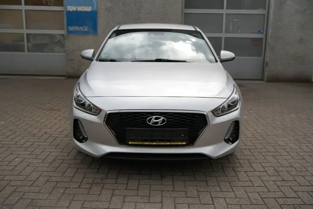 Używany Hyundai i30 Select 101 KM (74 kW) 2017 Srebrny Sedan/Limuzyna