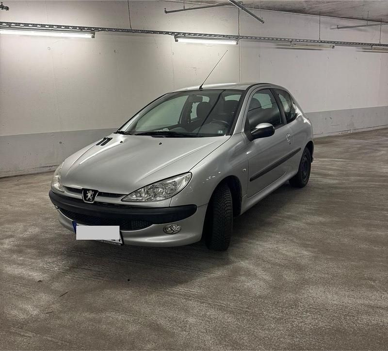 Silber Gebraucht 2005 Peugeot 206 Kleinwagen | 800 € - Bild 1/4