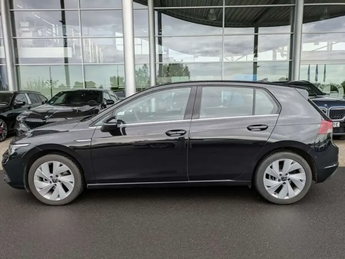 Gebraucht VW Golf VIII 150 PS (110 kW) 2023 Deep black pearlescent Kleinwagen