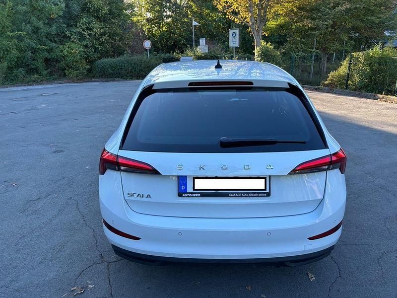 Gebraucht Skoda Scala Ambition 116 PS (85 kW) 2019 Weiß Kleinwagen