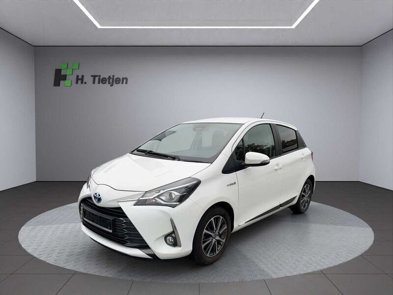 Weiß Gebraucht 2019 Toyota Yaris Hybrid Club Limousine | 17.990 € (Fairer Preis) - Bild 1/4
