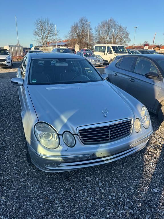 Silber Gebraucht 2003 Mercedes E270 Avantgarde Limousine | 4.500 € (Fairer Preis) - Bild 1/4